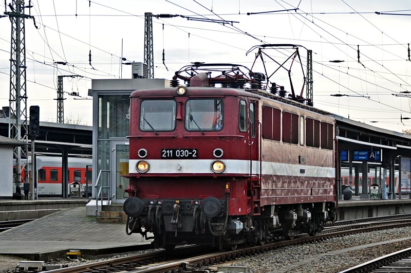 211 030 ist gerade beim umsetzen im Bf Stralsund