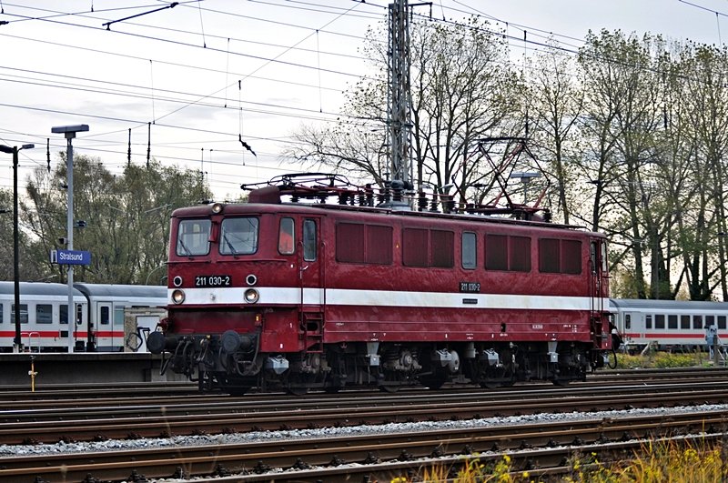 211 030 ist gerade beim umsetzen im Bf Stralsund, 14.11.09