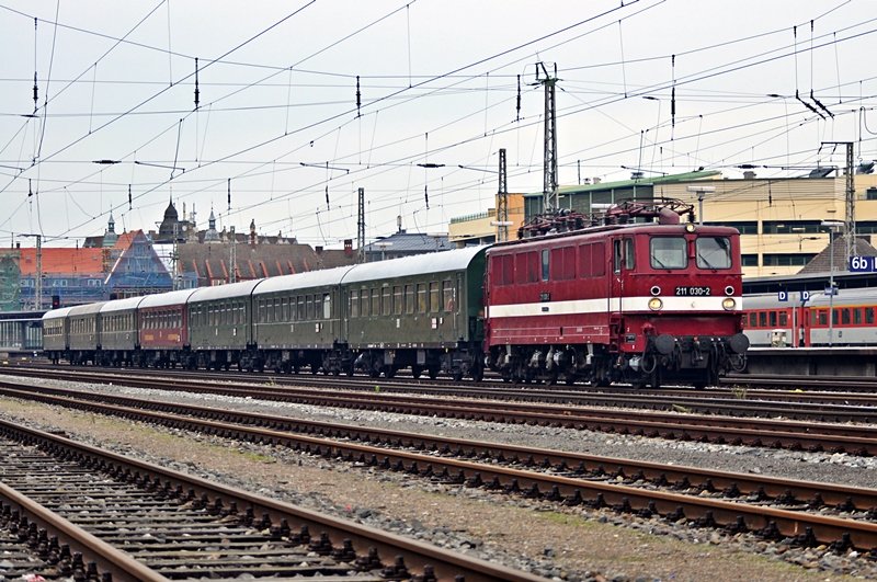 211 030 hat ihren Park fertig umsetzt im Bf Stralsund am 14.11.09