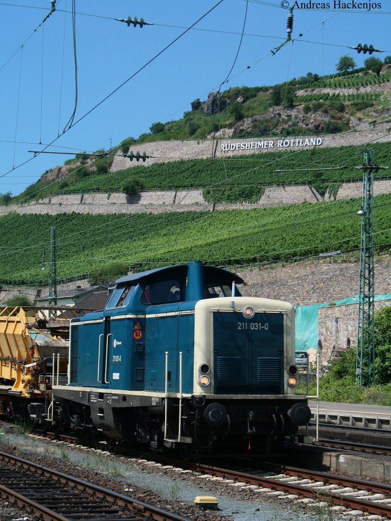 211 031-0 mit einem Bauzug in Rdesheim 19.7.10 