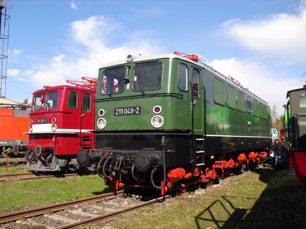 211 049-2 des TEV Weimar hat nun ihre entgltige Lackierung, wie im Auslieferungszustand erhalten. Foto entstand 09.10.10 beim BW fest in Weimar.