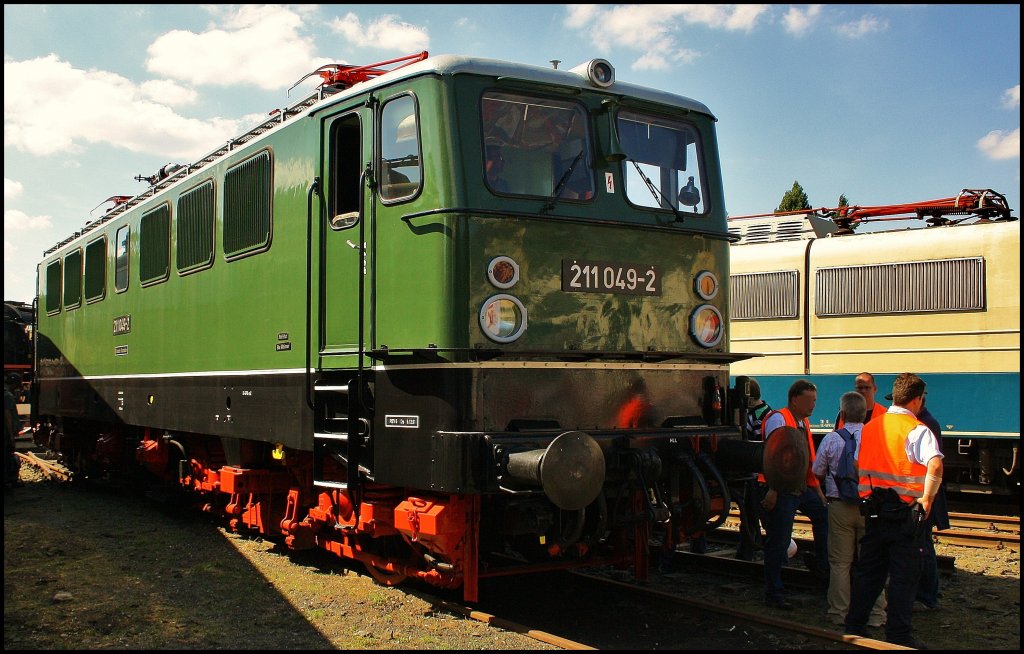 211 049 abgestellt in Nrnberg Gostenhof. Knnte auch mal zu uns kommen. (21.08.2010)