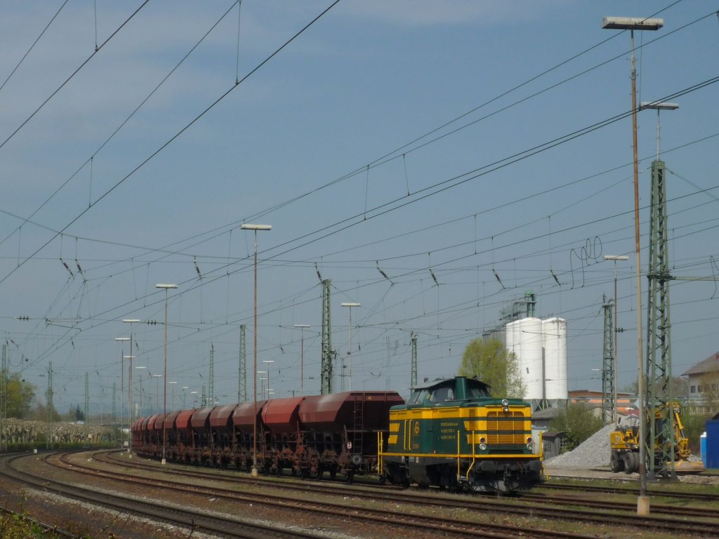 211 074-0 der Erfurter Gleisbau GmbH steht mit einem Schotterzug in Radolfzell. 22.04.10
