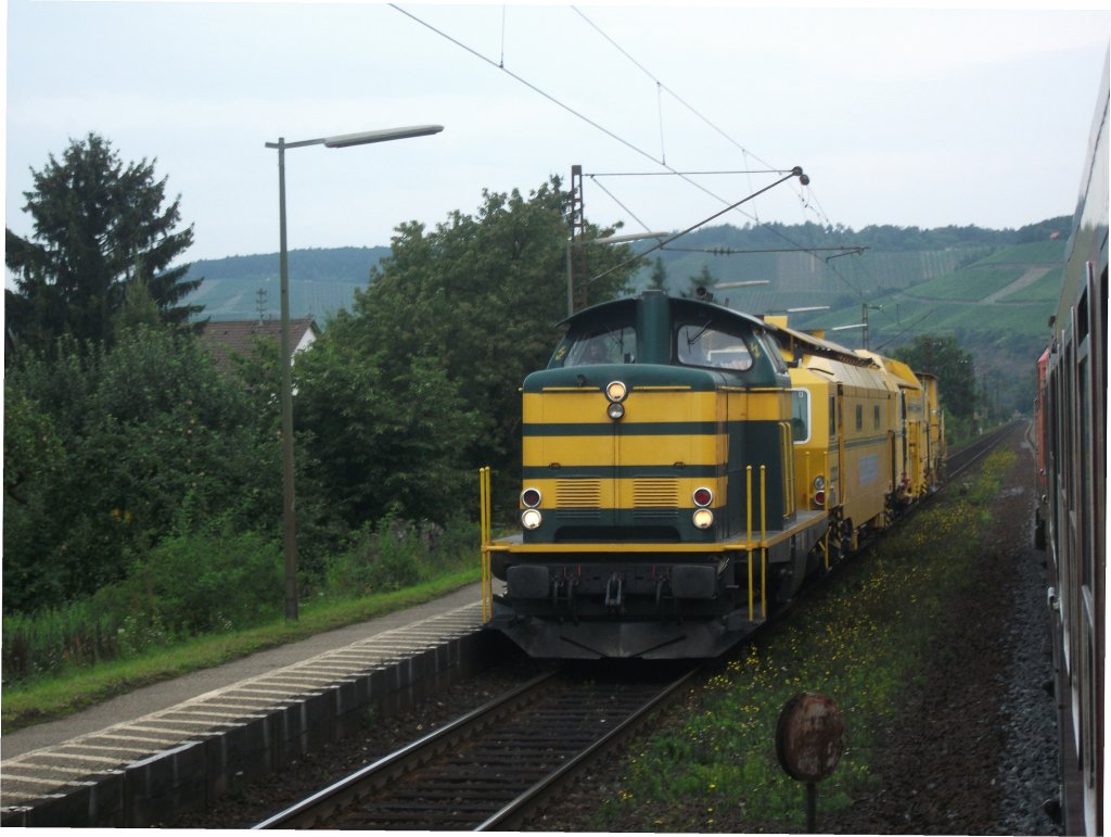 211 074 durchfuhr am 4.8.10 mit einem Bauzug Himmelstadt in Richtung Wrzburg. Aufgenommen aus der RB nach Schlchtern.