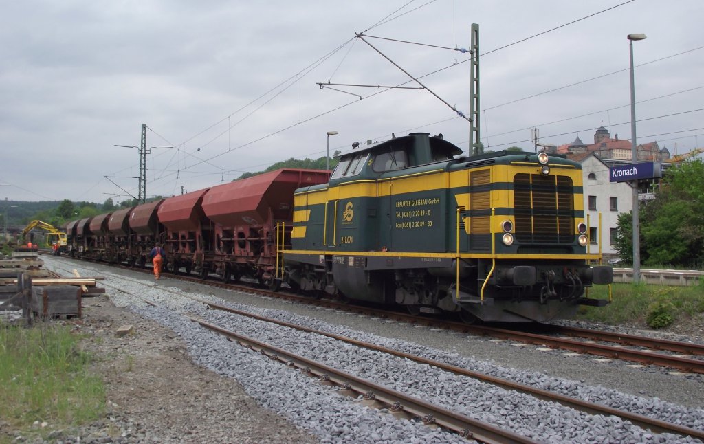 211 074 der Erfurter Gleisbau GmbH steht am 16. Mai 2011 mit einem Schotterzug auf Gleis 5 in Kronach.