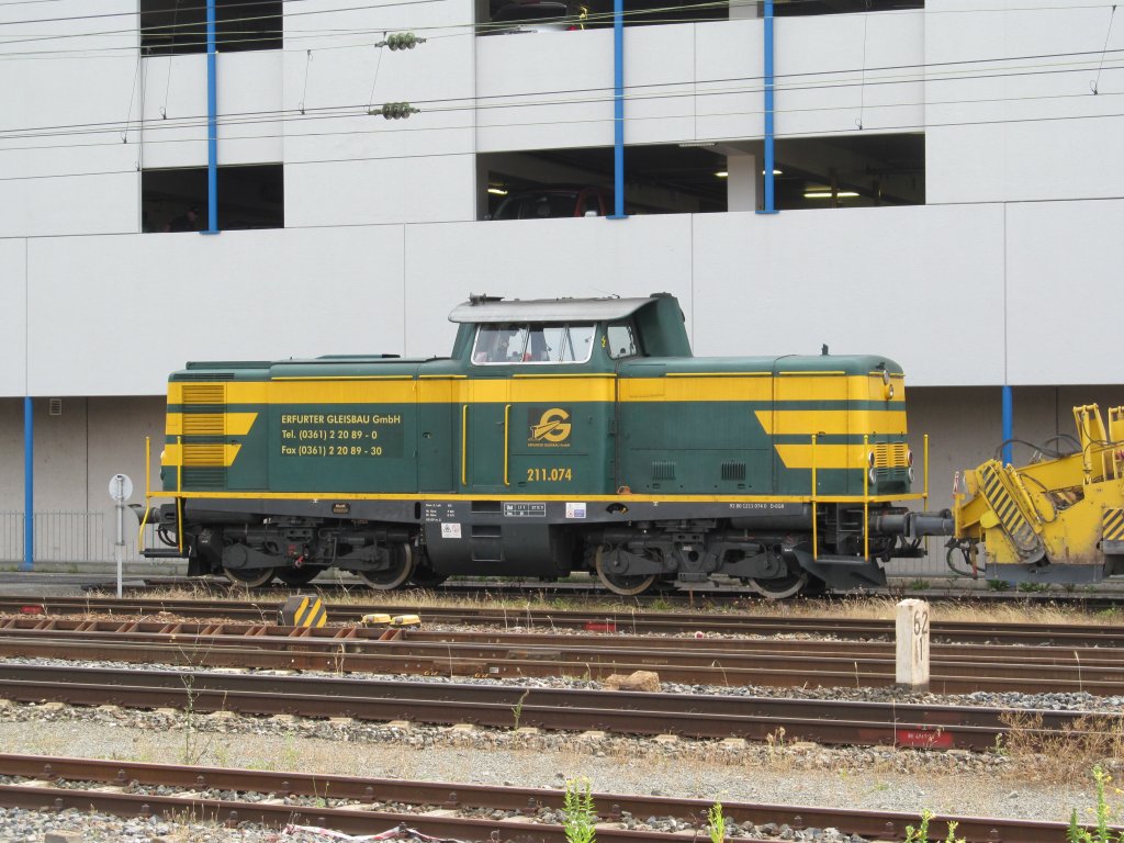 211 074 vom Erfurter Gleisbau steht am 06. Juli 2012 mit einigen Baufahrzeugen in Bamberg abgestellt.