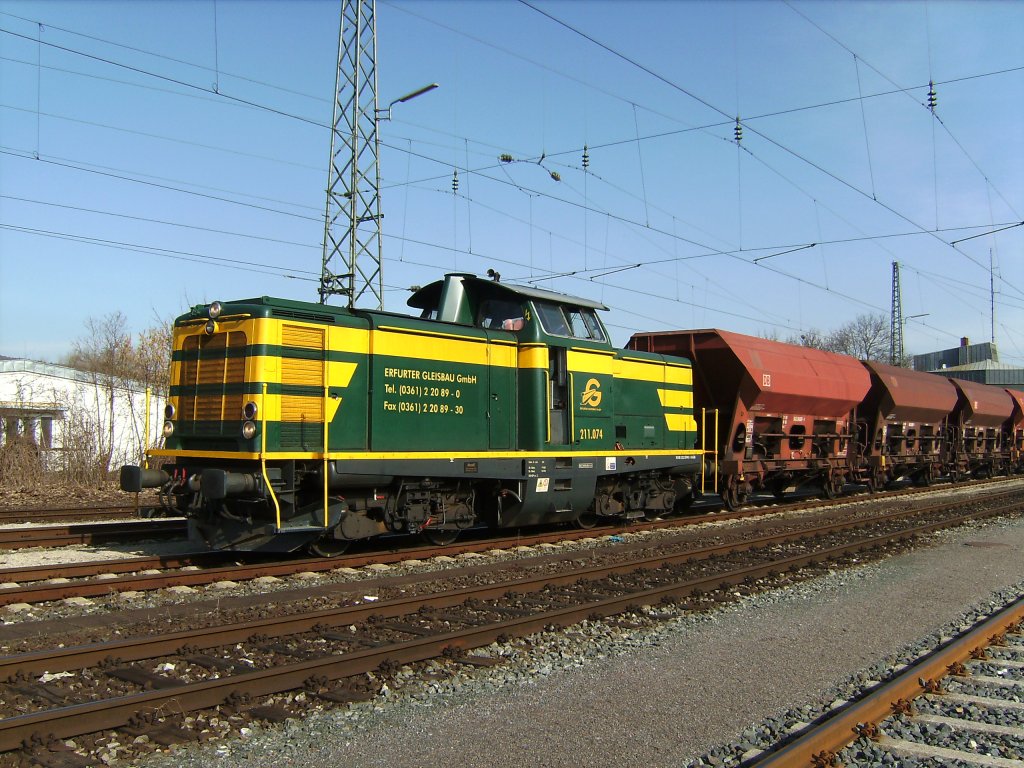 211 074 mit Schotterzug im Bf Lichtenfels am 05.03.2009