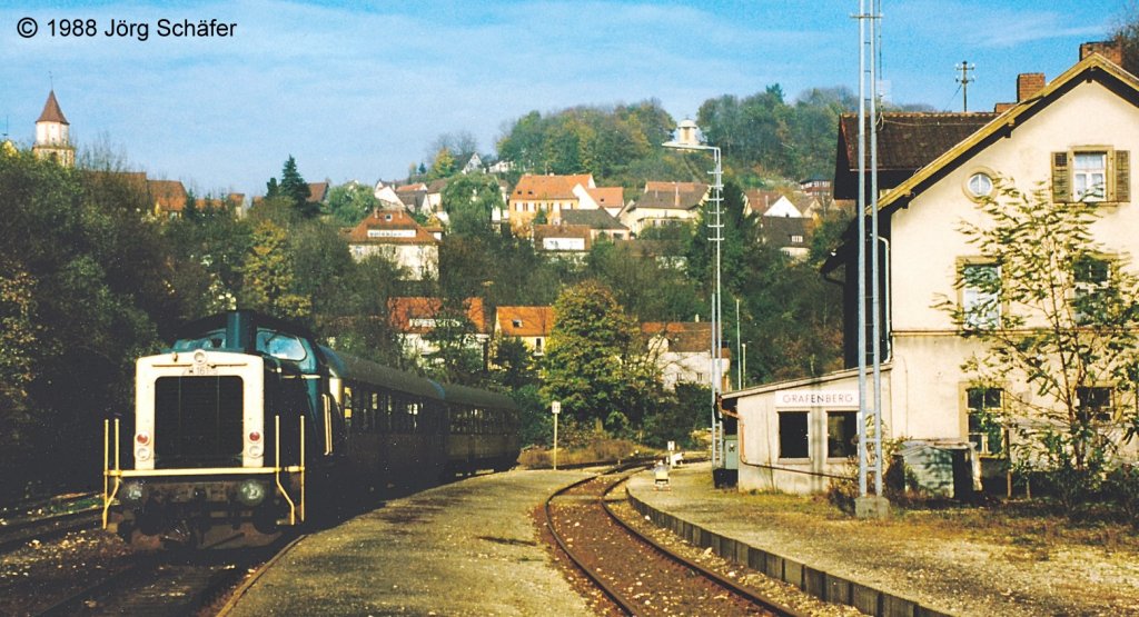 211 161 wartet am 31.10.88 in Grfenberg auf die Rckfahrt. Die Gleise links vom Zug fielen 1999 der Renovierung zum Opfer. Bild 488129 zeigt die gleiche Situation 18 Jahre spter. 