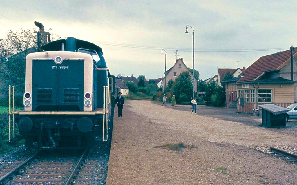 211 283 in Forth am 10.10.84. Der Blick nach Sden zeigt, dass das Empfangsgebude noch stand, die Nebengleise davor aber schon abgebaut worden waren.