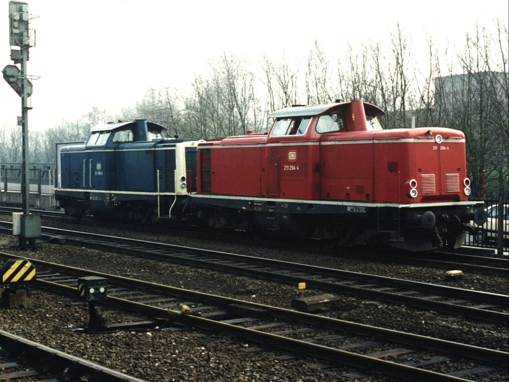 211 294-4 und 211 088-0 auf Osnabrck Hauptbahnhof am 14-4-1993. Bild und scan: Date Jan de Vries. 