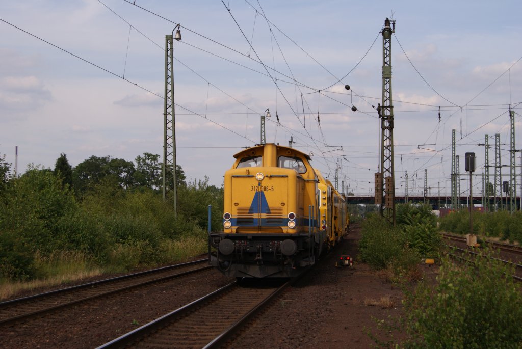 211 306-5 mit einer Stopfmaschine in Rheinhausen am 12.06.2011