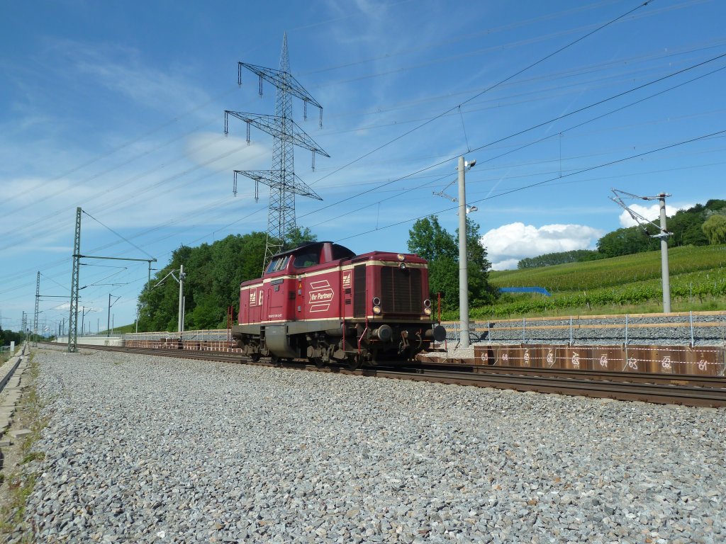 211 345-4 war am 14.06.12 Lz Richtung Basel unterwegs. Das Bild entstand am Sdportal des Katztenbergtunnels.