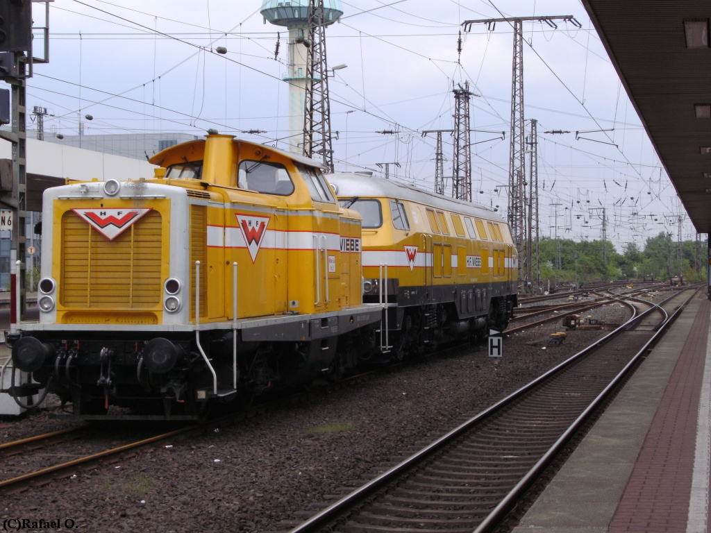 211 ---(V100) mit V320 001 am 9.5.2010 in Duisburg Hbf