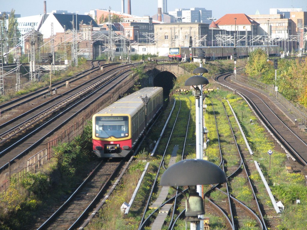 21.10.08 , ein  Strausberger  hat den Tunnel Ostbahnhof in Richtung Warschauer Str. verlassen