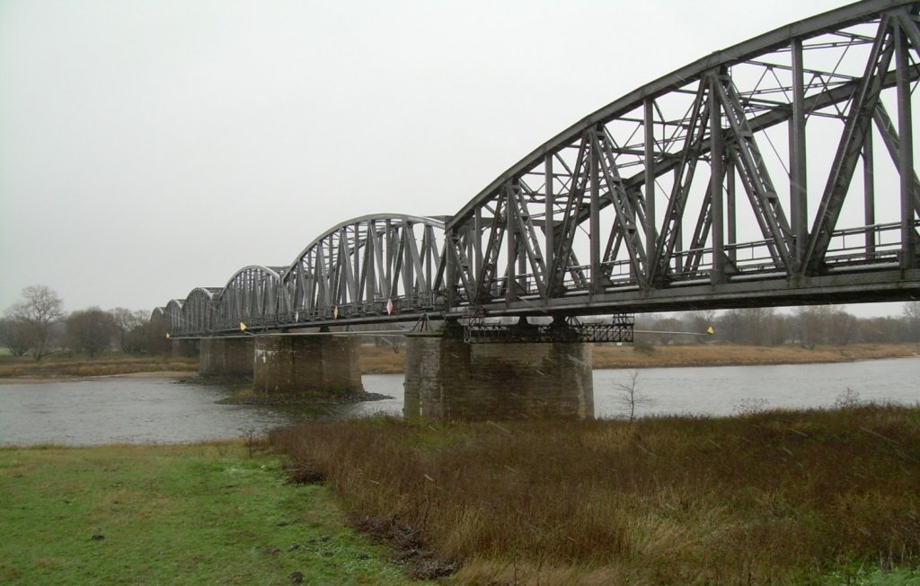 21.11.2008. Die Elbbr�cke bei Barby der ehem. Berlin - Wetzlarer Bahn (Kanonenbahn Ex KBS 258) Immerhin f�r Fu�g�nger und Radfahrer nutzbar.