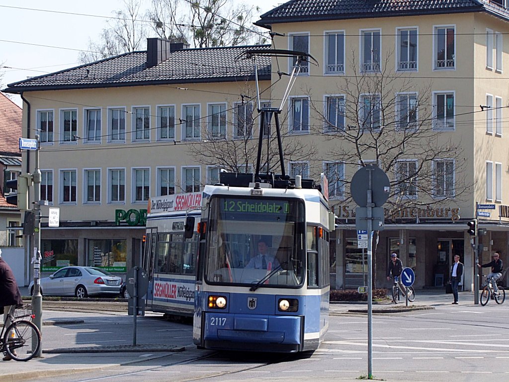 2117  kurvt  als L12 Richtung Scheidplatz;110329