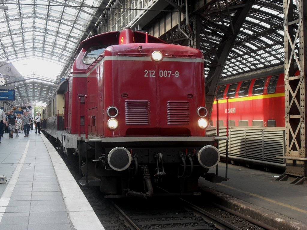 212 007-9 mit dem Rheingold in Kln Hbf am 14.8.10.Diesen Zug sollte eigentlich die Preuische P8  Posen  ziehen,da sie aber nicht rechtzeitig aus der Aufarbeitung zurrckkahm nahm man diese Lokomotive.