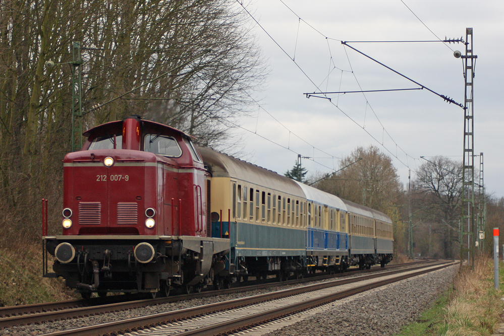212 007-9 mit einem Sonderzug aus Aachen Richtung Bochum hier kurz vor dem Bahnhof Geilenkirchen, 13.3.11