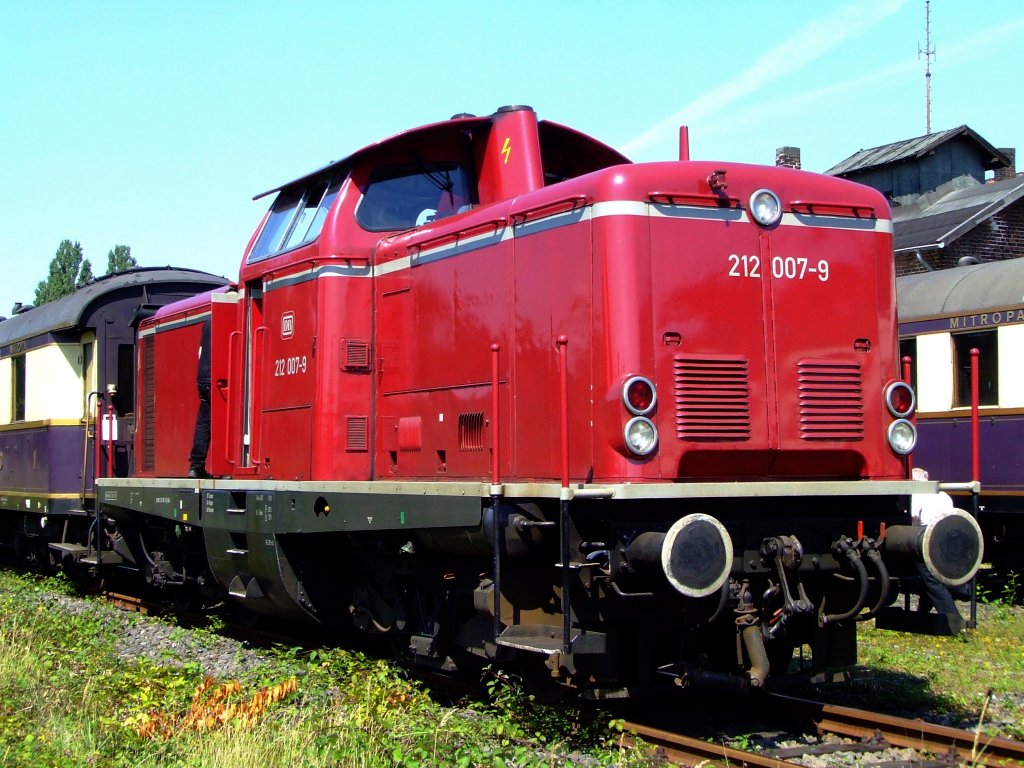 212 007-9 (V100.20) am 14.08.2010 im Rheinisches Industriebahn-Museum (RIM) in Kln. Die Lok fuhr an diesem Tage Sonderfahrten Rund um Kln mit historische Rheingoldwagen. Die Lok wurde 1962 von MaK (Fabr.-Nr. 1000137) gebaut und an die DB ausgeliefert. Im Jahr 2001 wurde sie bei der DB ausgemustert und an die DGEG fr Museum Bochum-Dahlhausen verkauft. Die Baureihe V 100.20 bzw. 212 ist eine leistungsstrkere Variante der V 100 und war im Gegensatz zur im Nebenbahndienst eingesetzten V 100.10 auch fr den Haupt- und Steilstreckendienst vorgesehen.