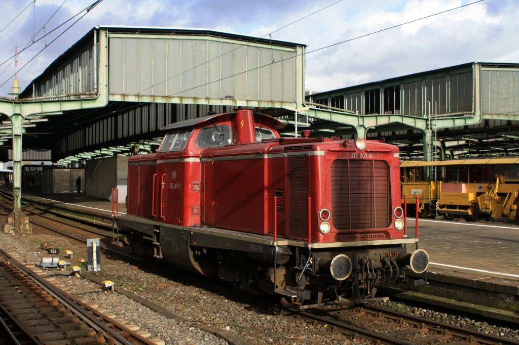 212 007 am 12.11.10 in Duisburg Hbf.