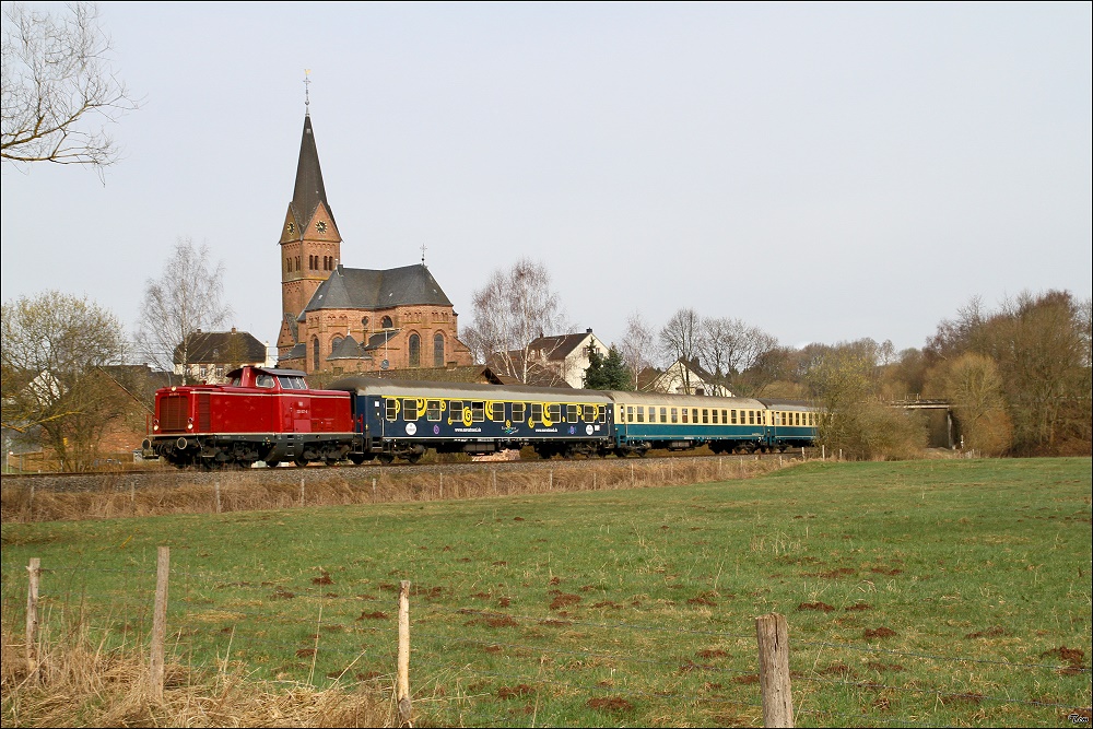 212 007 fhrt mit einem SDZ von Kln nach Gerolstein.
Dampfspektakel 2010 Eifel-Mosel.
Niederbettingen 2.4.2010