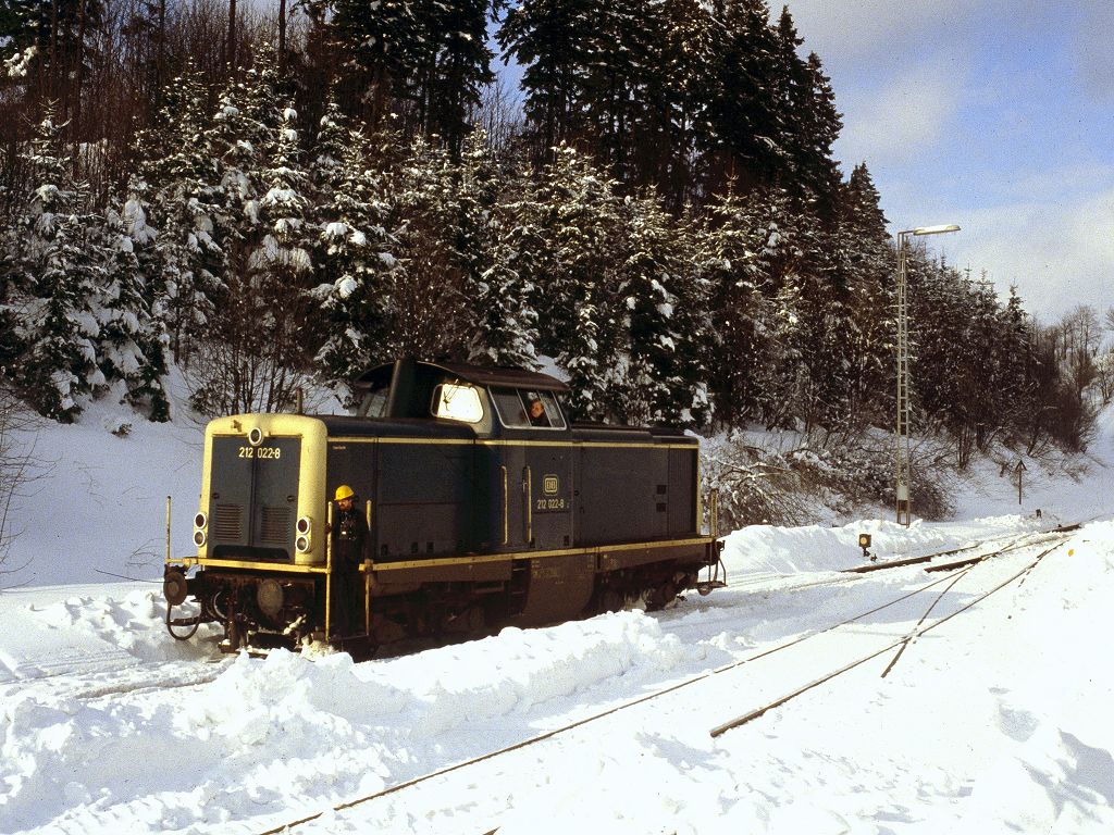 212 022 rangiert in Winterberg am 28.02.1988.