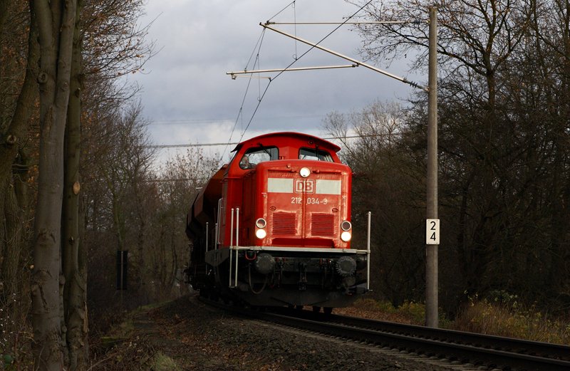 212 034-3 am 22.11.2009 mit einem Schotterzzug Richtung Norden auf der Hamburger Gterumgehungsbahn.