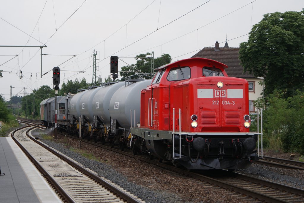 212 034-3 mit einem Spritzzug bei der Durchfahrt durch Dettingen am Main am Km 30,6 am 3.07.09