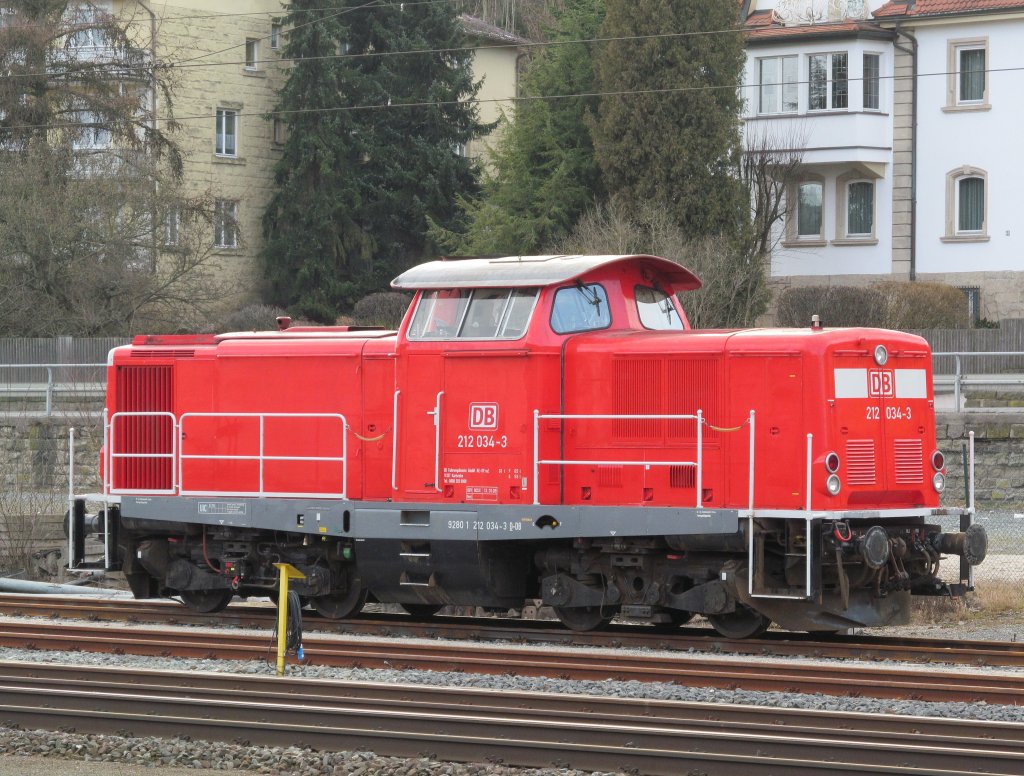 212 034-3 steht am 06. Mrz 2012 auf Gleis 6 in Kronach abgestellt.