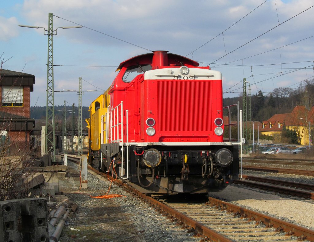 212 034-3 steht am 06. Mrz 2012 auf Gleis 6 in Kronach abgestellt.