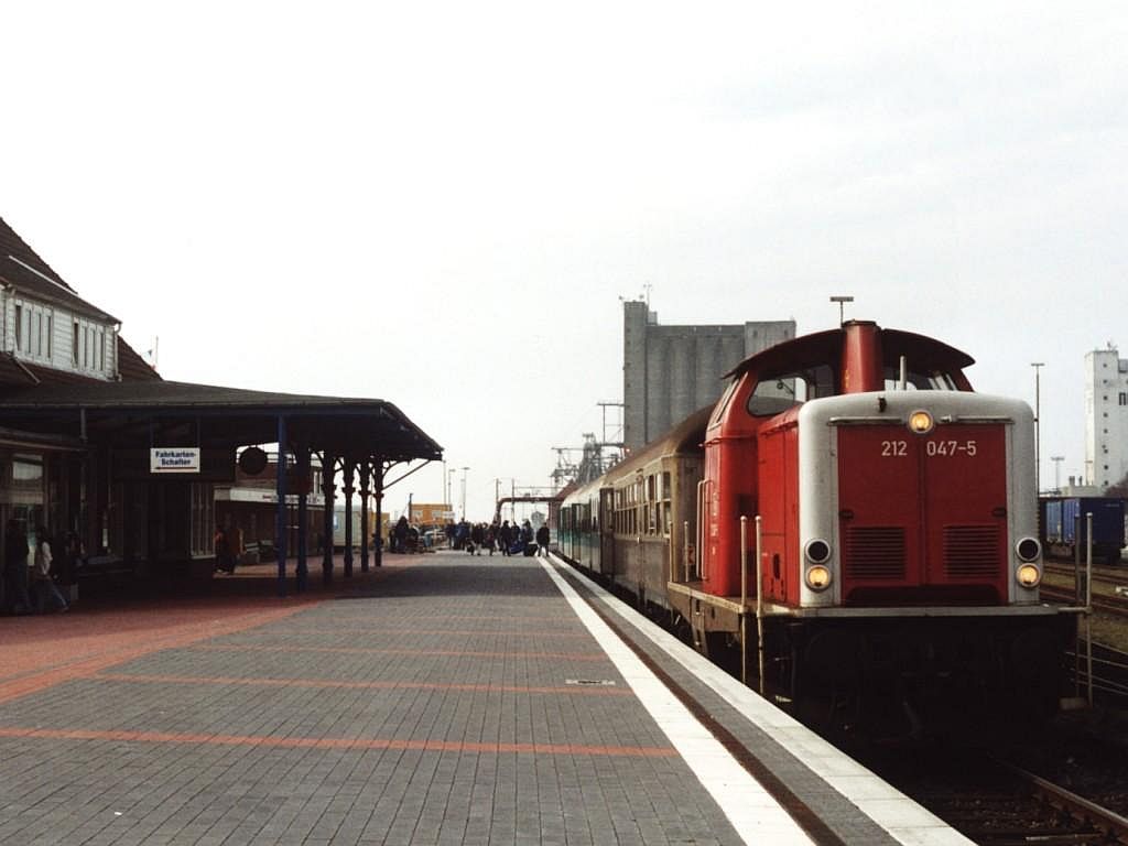 212 047-5 auf Bahnhof Emden Auenhafen am 7-4-2001. Bild und scan: Date Jan de Vries. 