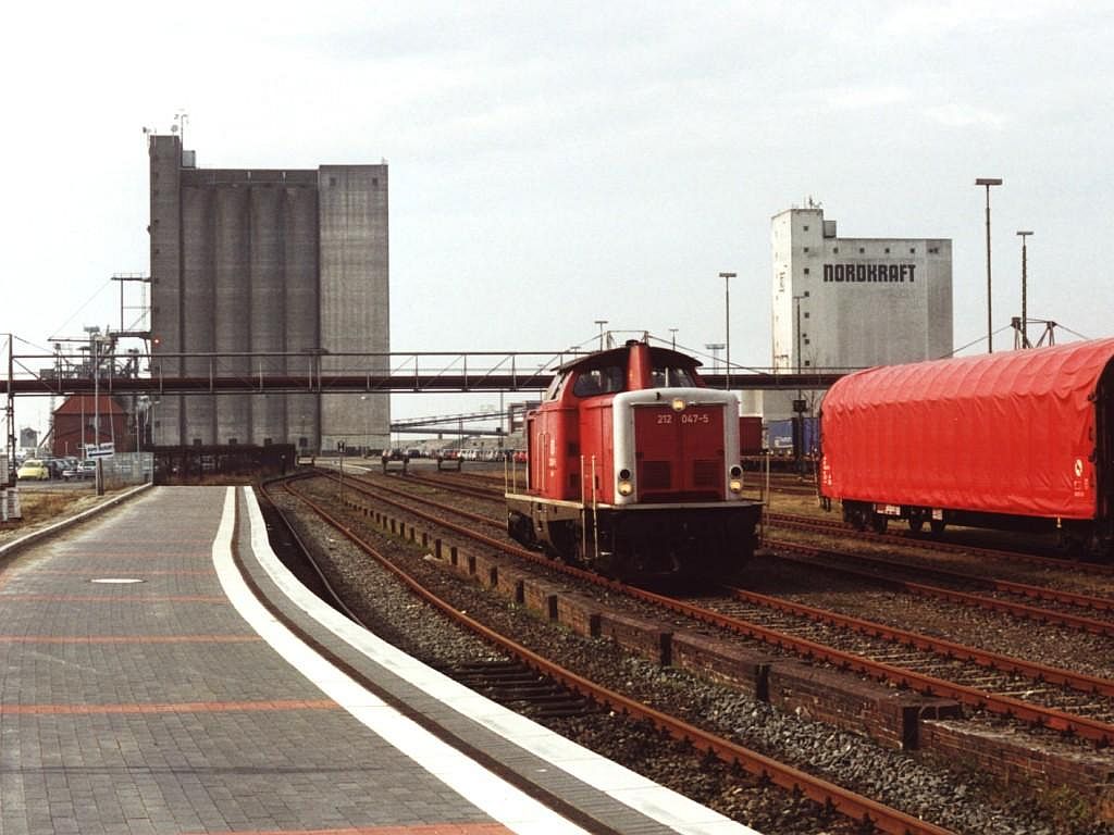 212 047-5 auf Bahnhof Emden Auenhafen am 7-4-2001. Bild und scan: Date Jan de Vries.