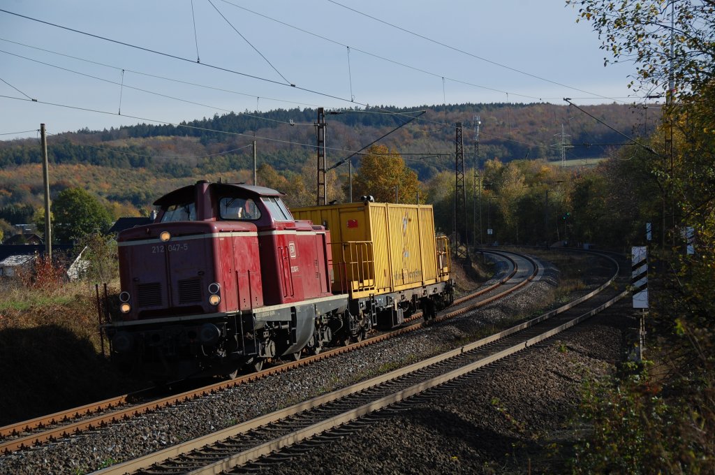 212 047-5 mit dem alljhrlich verkehrenden Putzzug nach/von Altenbeken, hier nach erledigter Arbeit schon wieder auf dem Heimweg gen Westen in Neuenbeken, 27.10.2012.