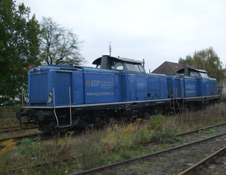 212 054-1+212 272-9 von der Firma Eisenbahngesellschaft Potsdam(EG)standen am 17.10.10 um 09.20 Uhr abgestellt im Bahnhof Pritzwalk.