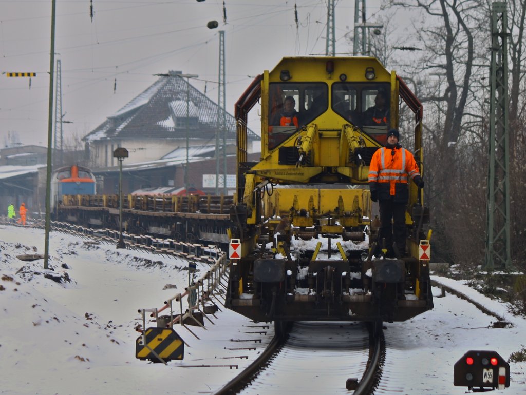 212 058-2 von NBE schiebt einen Langschienenzug mit dem Schienenladewagen voraus am 23.01.2013 durch Aachen West.  