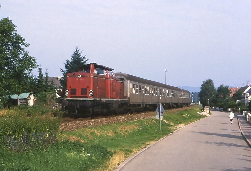212 078 mit N5566 Breisach - Freiburg, aufgenommen bei Hugstetten am 19.07.1986.