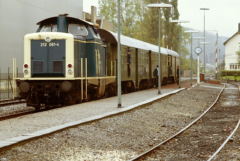 212 081-4 mit einem Nahverkehrszug von Neuenrade nach Hagen Hbf.
Das Bild (Dia) entstand 1981 im Bf Lendringsen.
