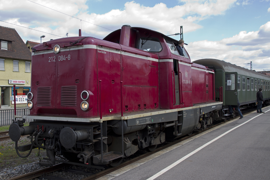 212 084-8 auf der Schwäbischen Waldbahn am 08.04.2012 im Bahnhof Schorndorf.