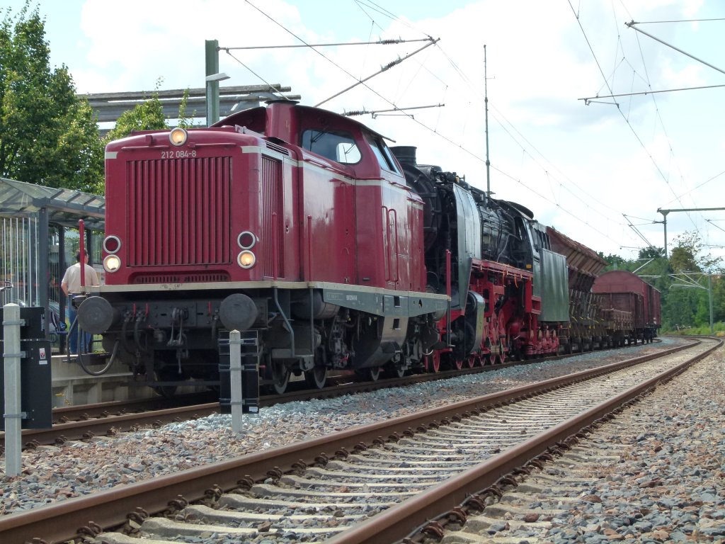 212 084 fuhr mit 44 1378 im Schlepp nach Crailsheim. die 44er war kalt. Der Zug fuhr mit 30 k/mh die ganze Strecke ab. In �hringen musste er wieder halten, um die 44er an den R�dern zu �len. Das Foto enstant am 24.6.2011 legal von unserem Reisenden�berweg in �hringen.
