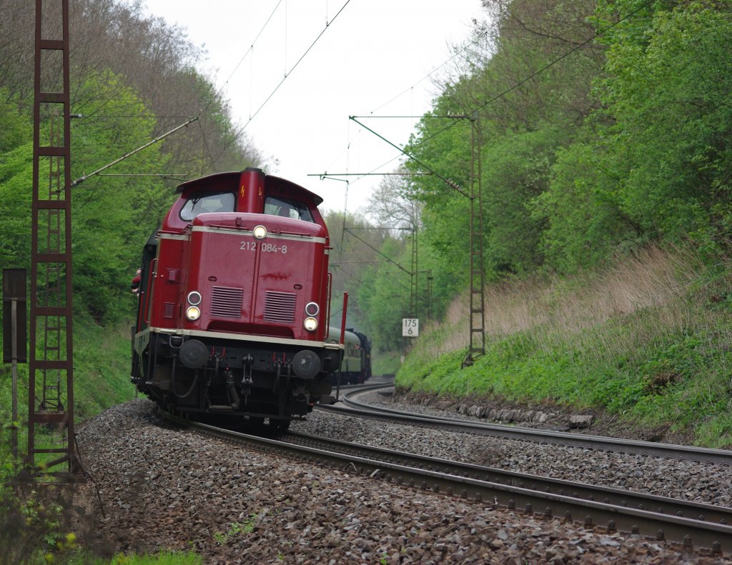 212 084 ist nun Zuglok des ersten der zwei Zge, als dieser wieder Richtung Bebra fuhr. Aufgenommen am 01.05.2010 bei Asmushausen.