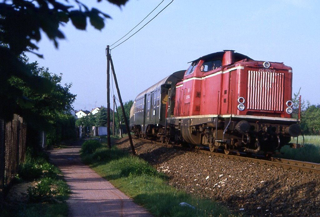 212 124 mit N7354 bei Nieder-Roden, 25.05.1985.