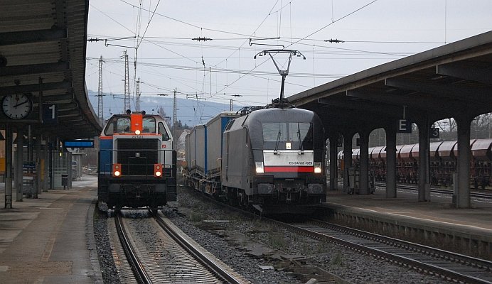 212 132-5 am 5.12.2009 in Kreiensen, daneben rauscht ES 64 U2-029 mit einem KLV durch