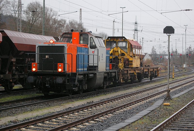 212 132-5 mit einem Schienenladewagen am 5.12.2009 in Kreiensen