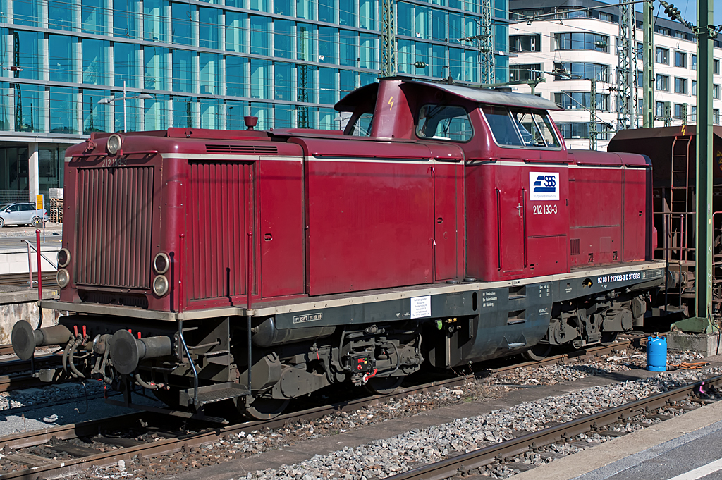 212 133-3 ex Nummer V 100 2133 ( 92 80 1212 133-3 D-BVM ), Henschel & Sohn, [D]-Kassel 30819, Baujahr 1963, Stuttgarter Bahnservice Ltd., Niederlassung Deutschland, Stuttgart, 16.03.2013, Stuttgart Hbf
