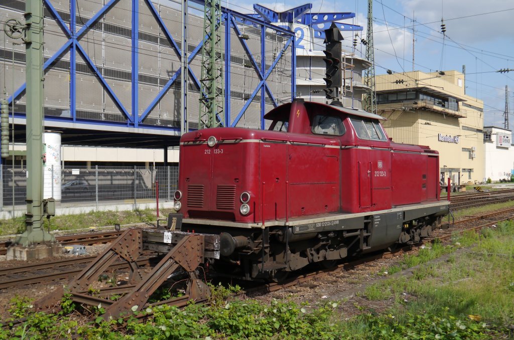 212 133-3 sonnt sich auf einem Abstellgleis in Mannheim Hbf. (12.05.12)