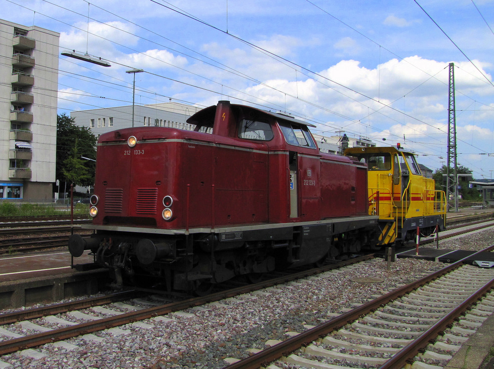 212 133-3 und eine unbekannte Lok fuhren am 10.08.2010 durch den Pforzheimer Hbf. 10.08.2010