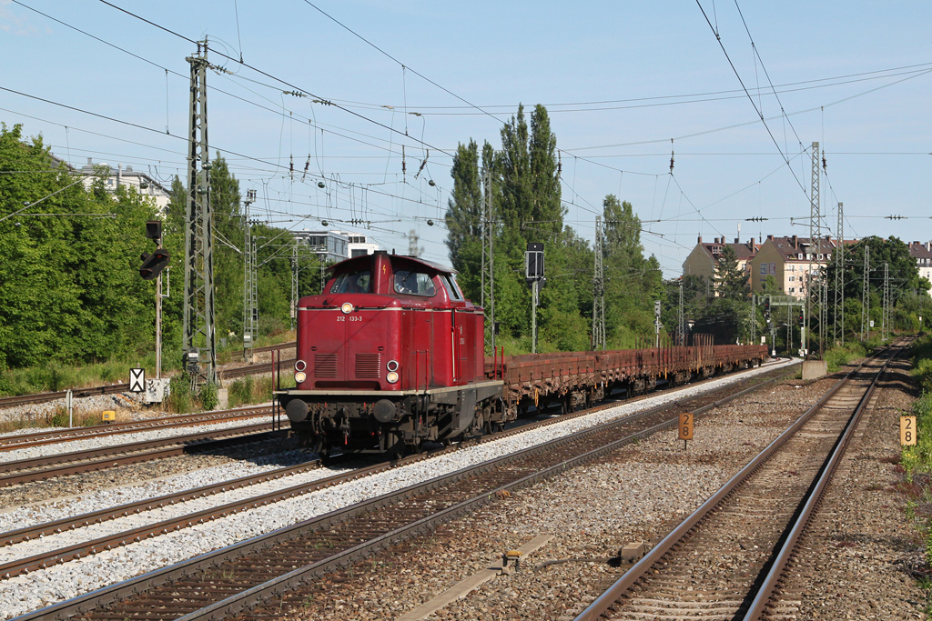212 133 mit einem Gterzug am 15.06.2012 am Heimeranplatz in Mnchen.