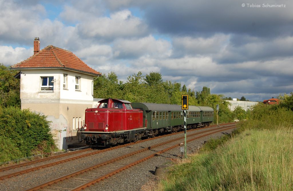 212 133 mit Fotopersonenzug am 28.08.2011 im Betriebsbahnhof Pfahlgraben in der Ortschaft Garbenteich