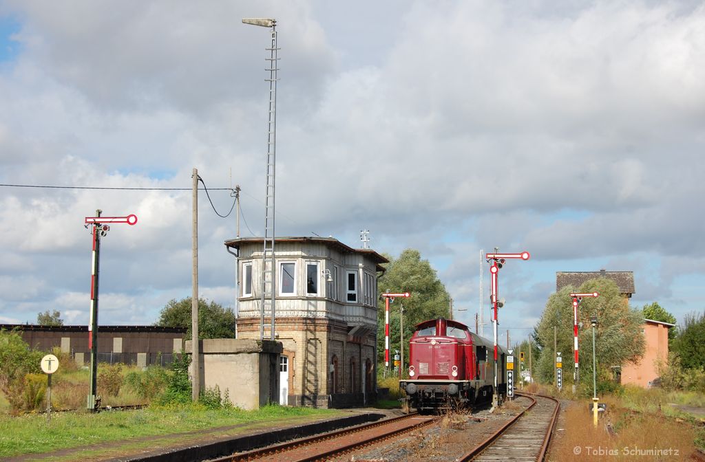 212 133 mit Fotopersonenzug am 28.08.2011 bei der Einfahrt in Hungen