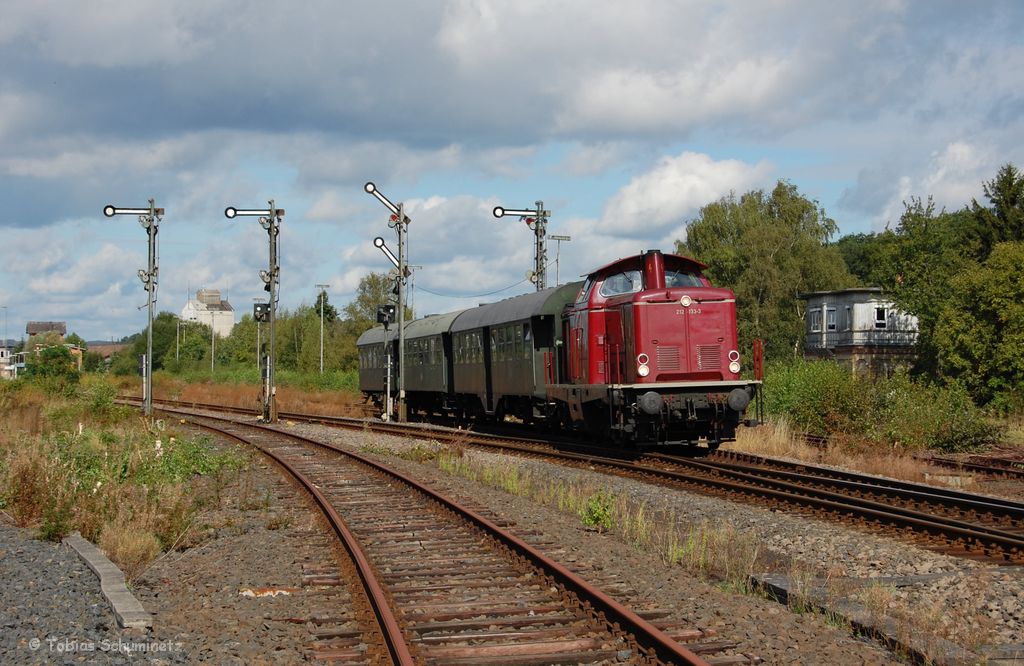 212 133 mit Fotopersonenzug bei der Ausfahrt aus Hungen